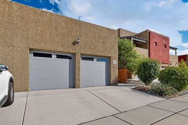 Building Photo - Executive 2 story Town house 4 Bedroom 3 b...