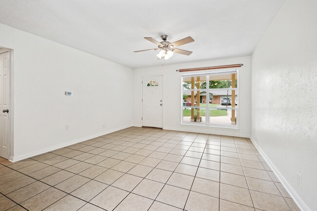 Photo - 850 W Kelley St