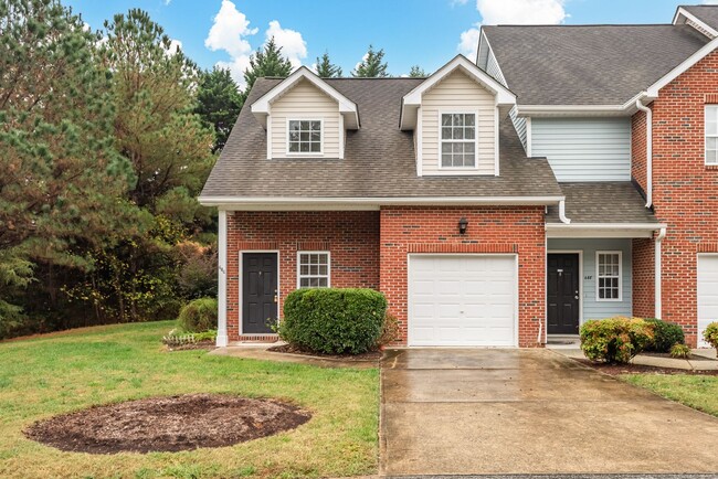 End unit Chapel Hill townhome available ea... - End unit Chapel Hill townhome available ea...