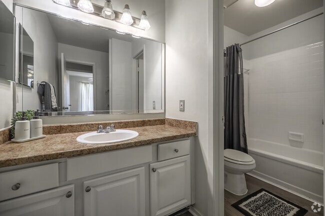 1 habitación, 1 baño - 669 pies cuadrados - Baño - University Square