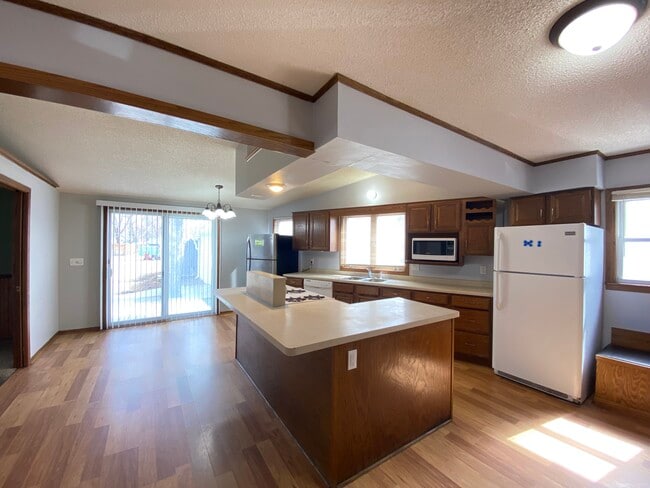 Photo - 610 6th Ave NW