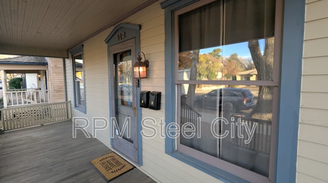 Photo - 512-512 1/2 W 10th St