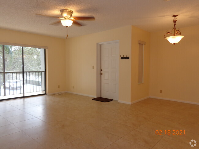 Building Photo - 2114 SW Silver Pine Way Unit 121E2 Rental