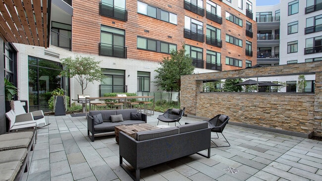 Pittsburgh Luxury Courtyard - Eastside Bond Apartments