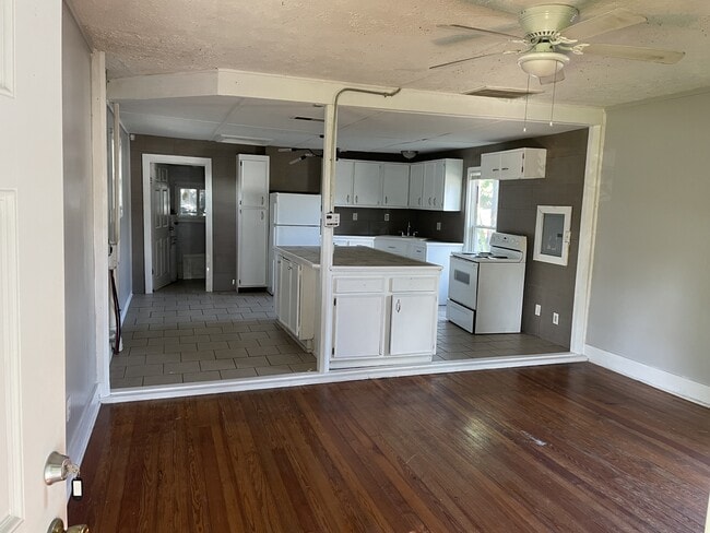 Photo - 762 Charles Ave