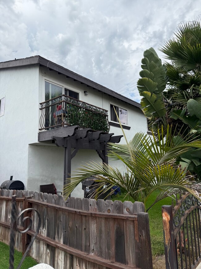 Side View - 1875 Lemon Ave Unit B