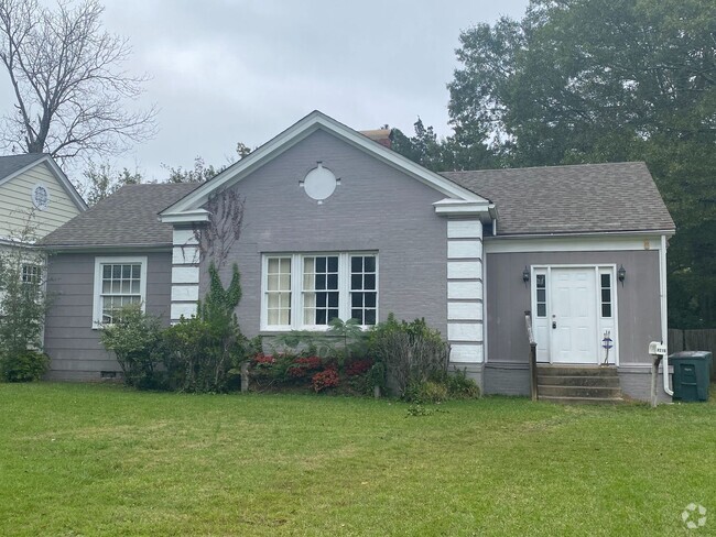 Building Photo - Southmont home with large backyard