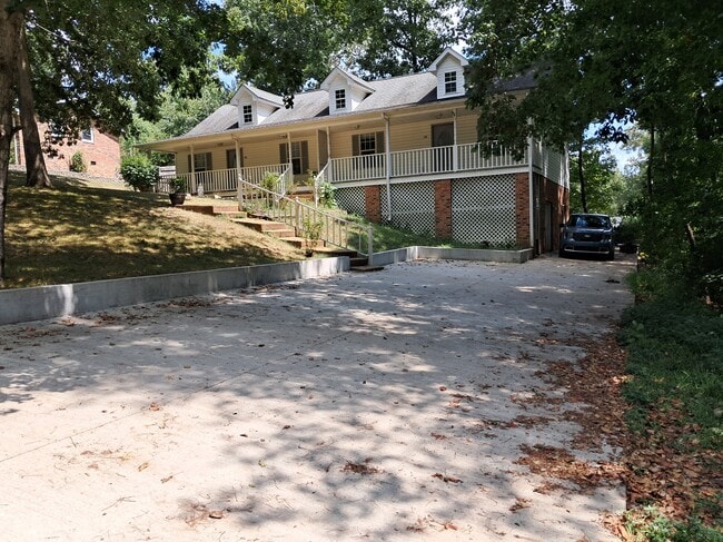 Building Photo - 121 Oak Dr Unit B Rental