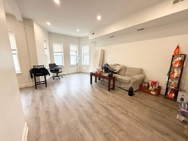 Photo - 301-305-305 Dudley St Unit 4