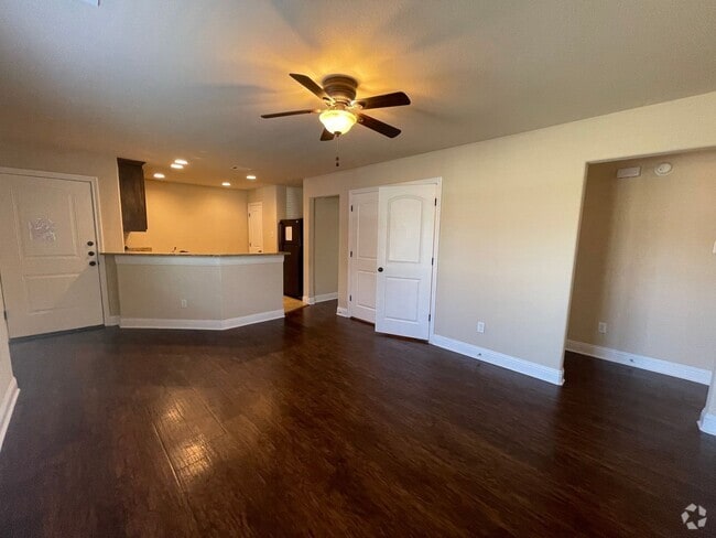Building Photo - Classically Styled 3/2 In Wonderful Weathe... Unit 137 Rental