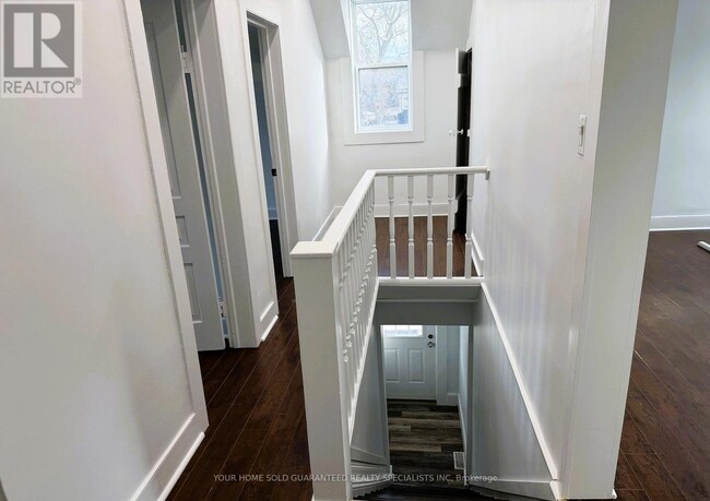 Photo - 98 Wellington St E