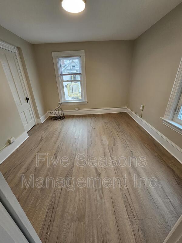 Photo - 98 N Champlain St