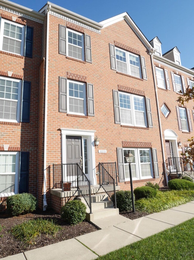 Building Photo - Gorgeous Townhome with 2 Car Garage locate...