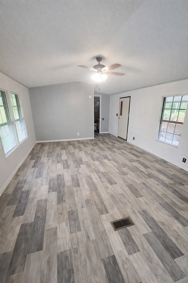 Building Photo - Charming 2BR / 2BA Home in Quiet Silver Springs Neighborhood