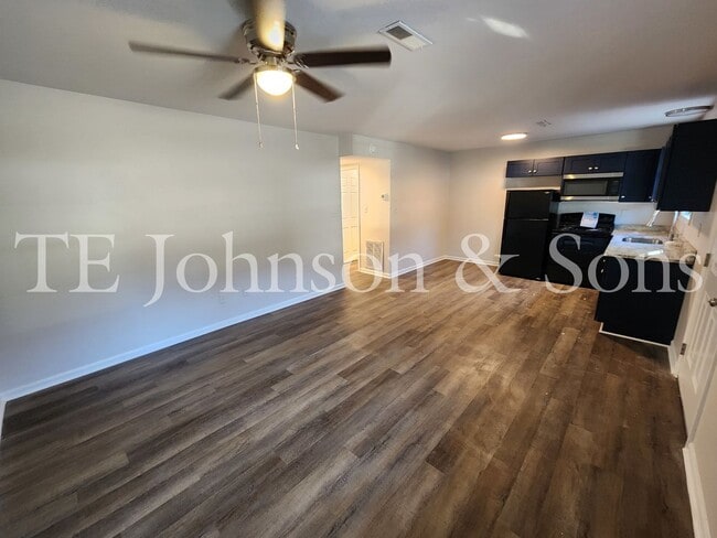 Photo - Newly Renovated Apartments in Green Oaks- Water Included! Unidad 2571 Green Oaks B