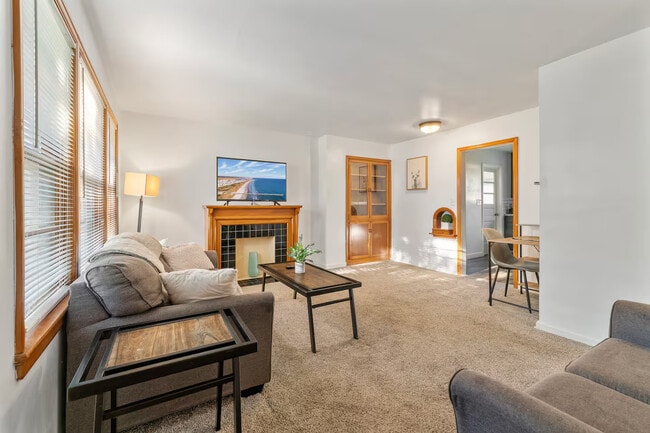 Building Photo - 2108 N Hood St Rental
