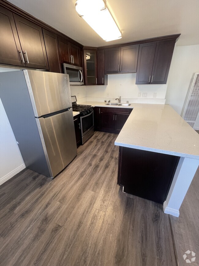 Upgraded gourmet kitchen with steel appliances - 278 E Washington Blvd Rental