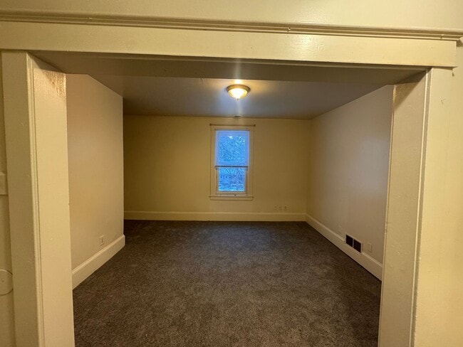 Photo - AVAILABLE Now! Wonderful 2 Bedroom, 1 Bath, Upper Level Unit with quick access to 94 and Downtown...