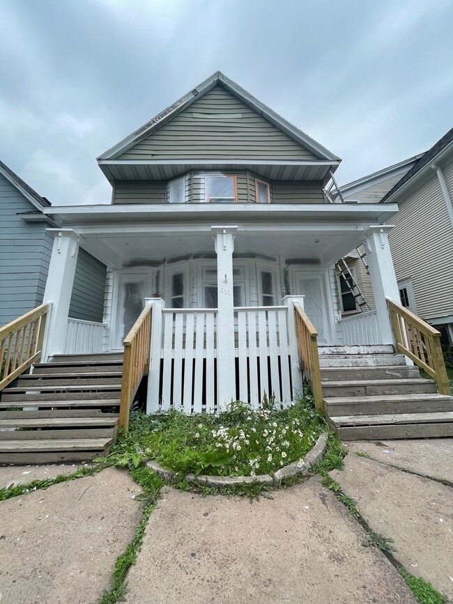Building Photo - 611 E 6th St Unit 2 (Upper) Rental
