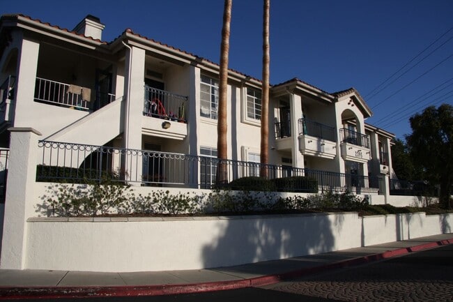 Building Photo - 2Bed/2Bath End Unit 28 Rental