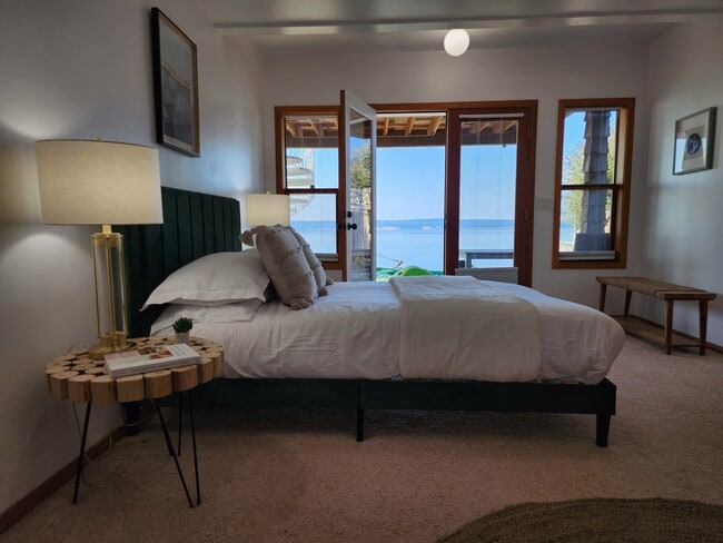 Photo - 19118 Soundview Dr NW