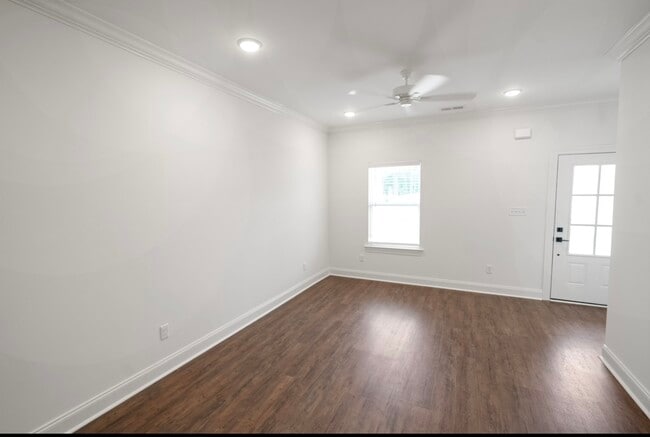 Photo - 346 Windsor Dr N