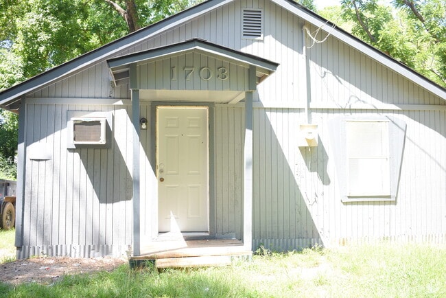 Building Photo - 1703 Boney St Rental