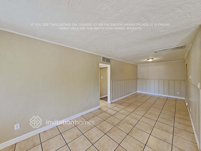 2747 N Greenfield Rd