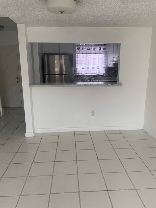 Photo - 2261 W 53rd St Unidad 9
