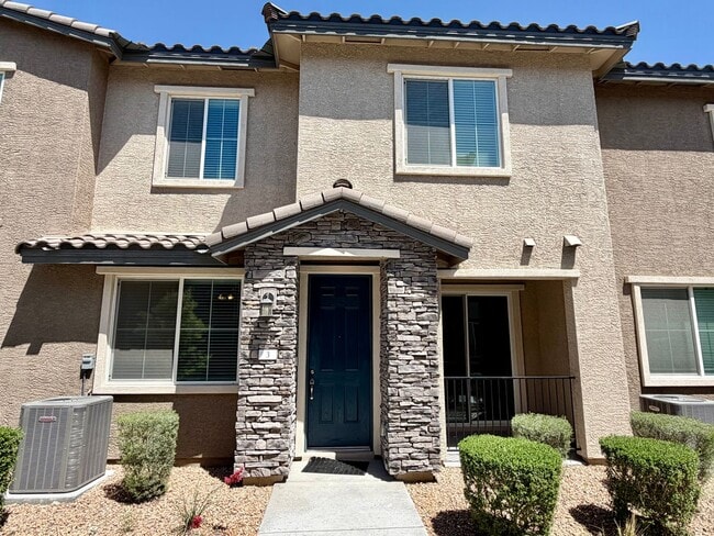 Building Photo - Amazing NLV 3 bed townhome