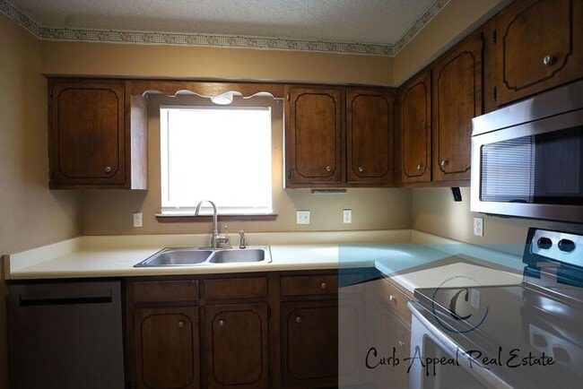 Photo - Spacious 3 bedroom, 2 bath townhouse with a garage - $850