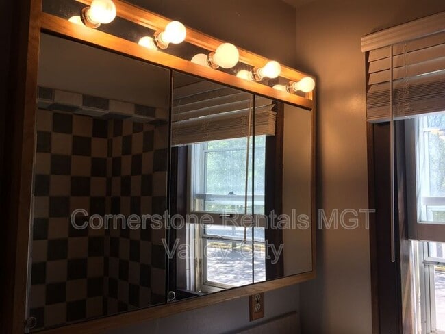 Photo - 253 College St SE