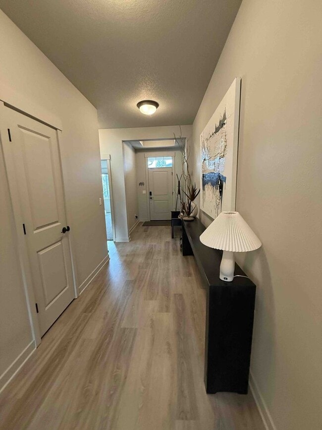 Photo - Immaculate 3-Bedroom Home with Open Layout in Crescent Creek