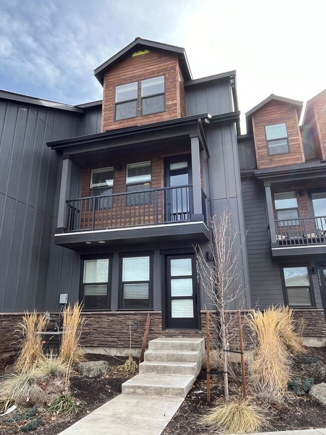 Building Photo - 3 Bed/3 Bath Modern and Luxurious Townhome in NE Bend