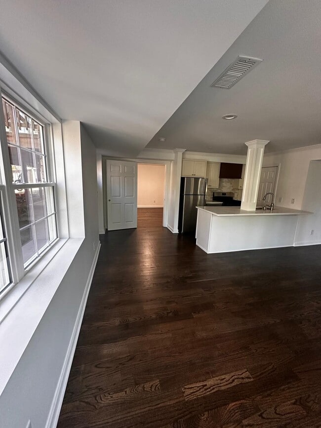 Building Photo - 3914 Parkcrest Dr NE Unit 1