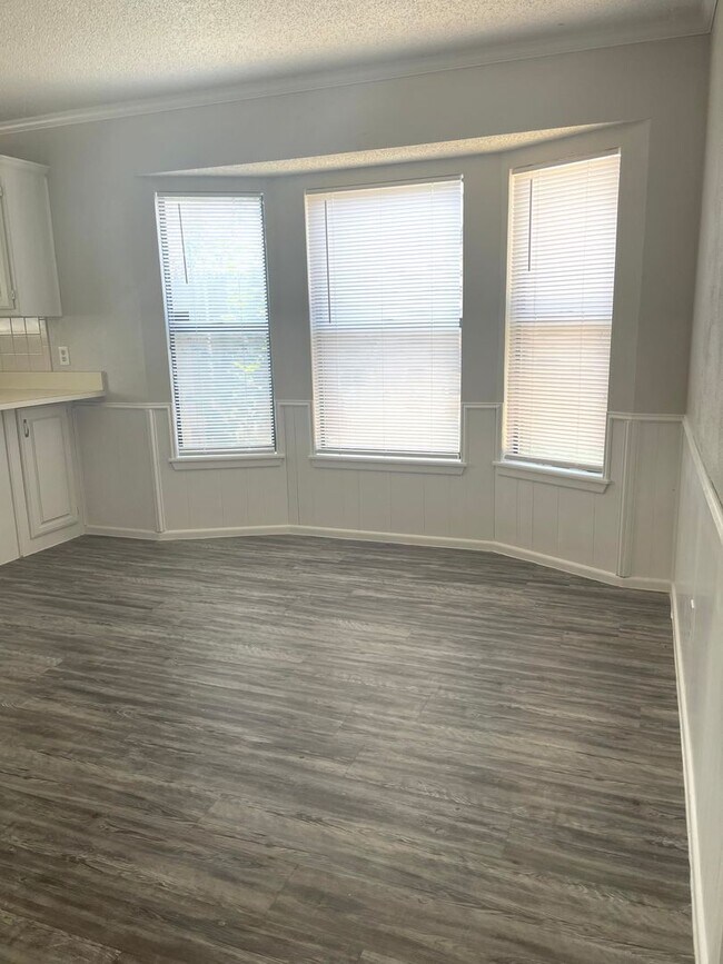 Photo - 3 bed 2 bath 2 car Garage