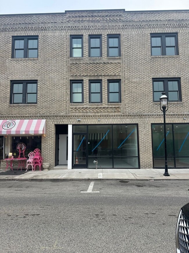 Building Photo - Welcome to the Oswalds Place Apartments! Unit 725 West Ave - 3rd Floor