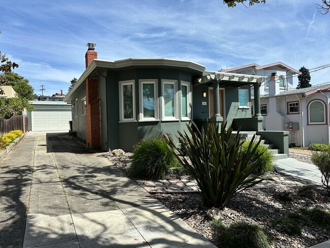 Photo - 669 Neilson St