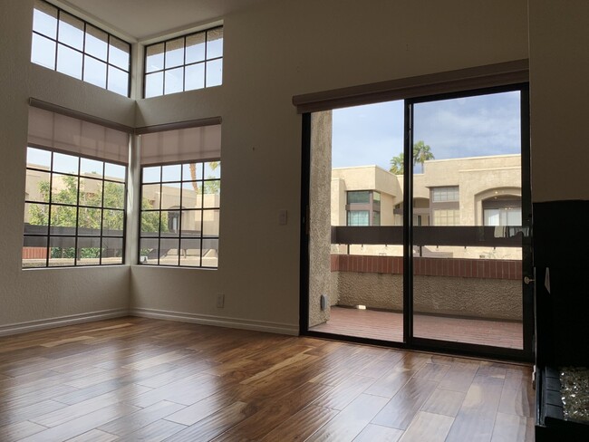 Sala de estar, balcón, chimenea orientada al norte - 2601 S Broadmoor Dr Unidad 2601 So Broadmoor Drive