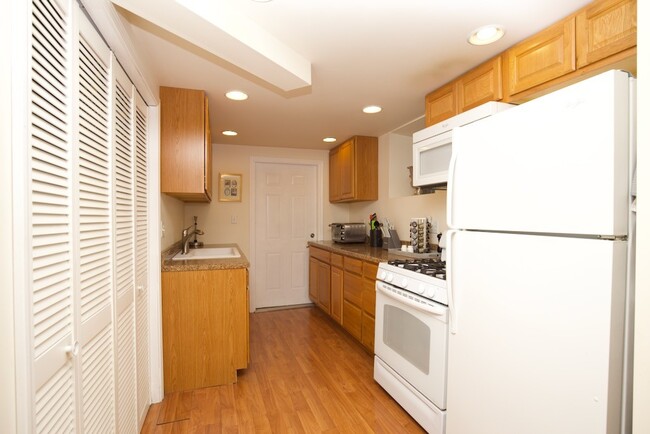 Photo - 931 W Newport Ave Apartments Unit G01C