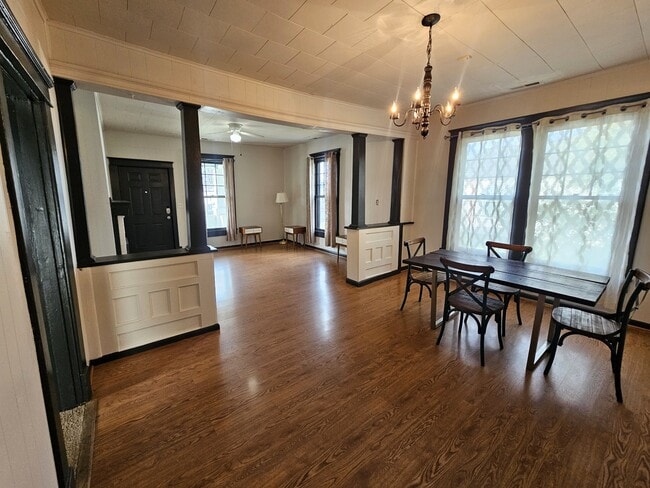 Building Photo - 1909 Bennett Ave