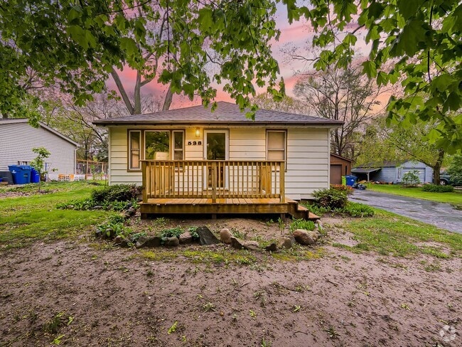 Building Photo - Welcome to this beautiful 2 bedroom, 1 bat... Rental