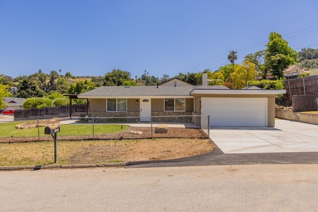 Building Photo - Oak View Abode