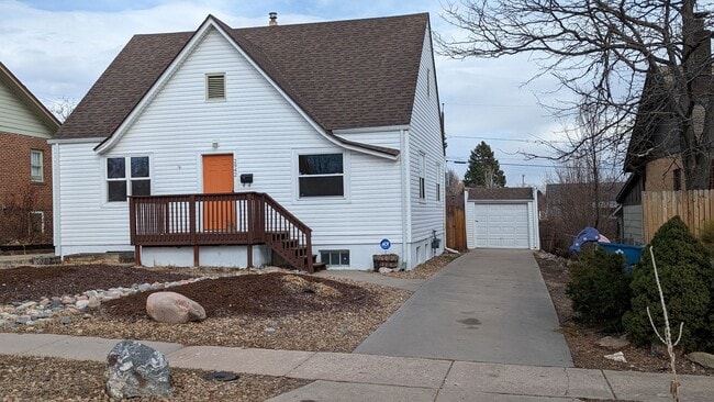 Building Photo - SUPER CUTE 2 or 3 BEDROOM HOME + GARAGE IN QUIET EDGEWATER NEIGHBORHOOD!