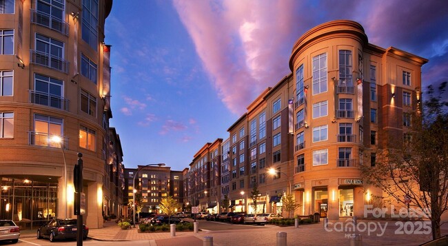 Building Photo - 4300 Sharon Rd Unit PH1