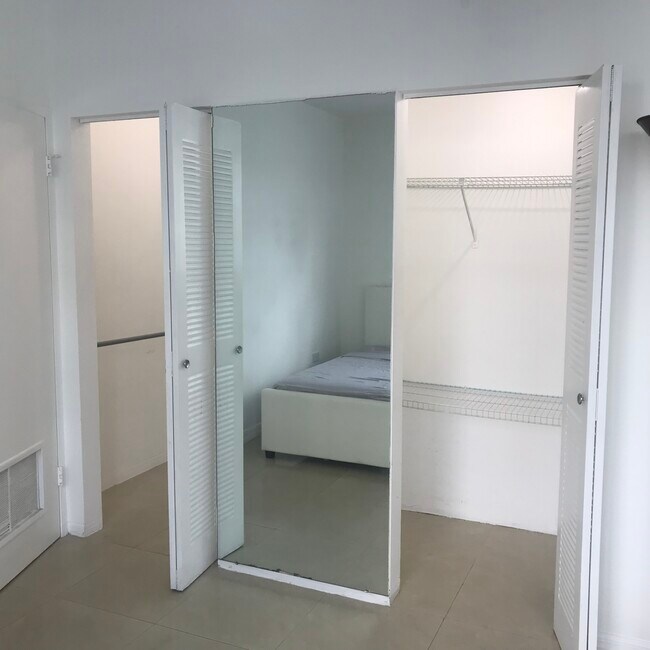 Photo - 801 Brickell Bay Dr Unit 871