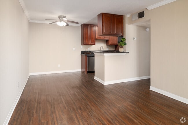 1BR, 1BA - 642SF - Dining Room