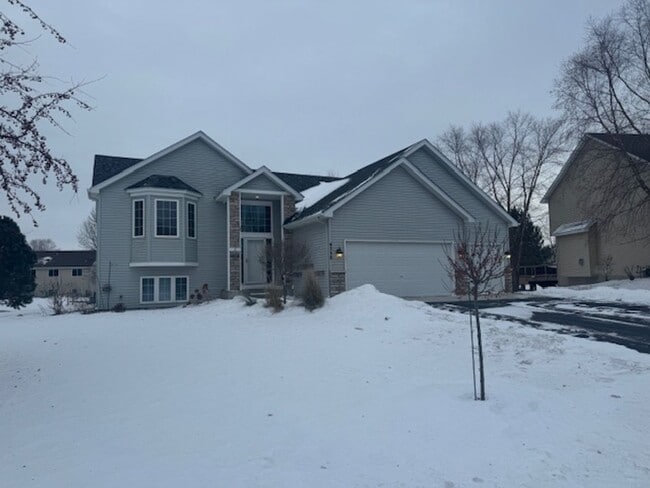 Photo - Gorgeous 6 Bed/3 Bath/3 Garage SFH with Screened in Porch, and Firepit in Minnetrista!