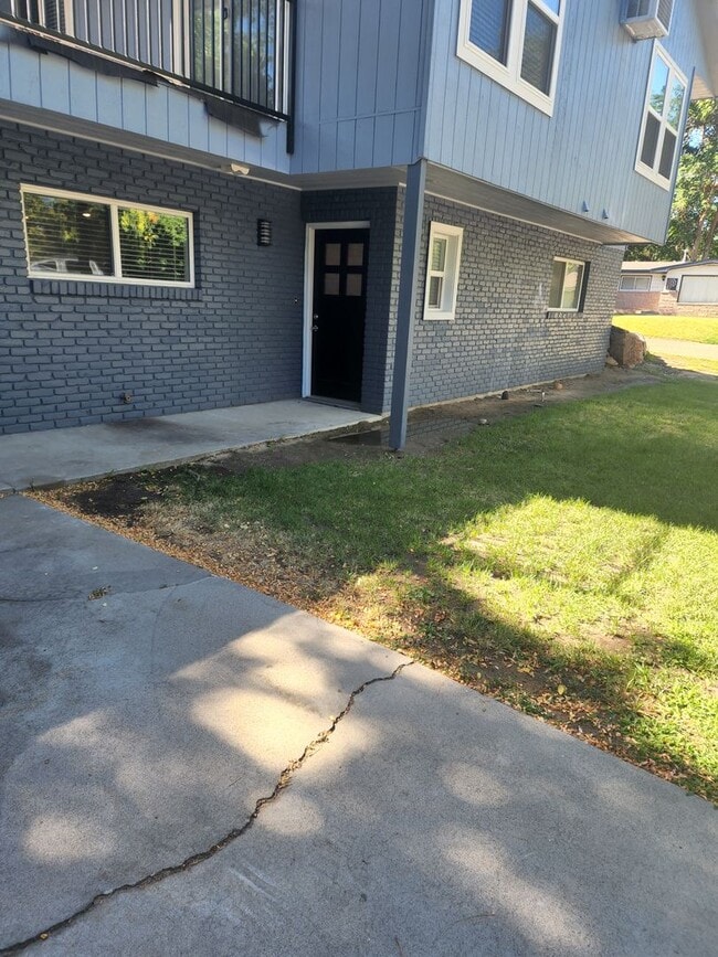 Building Photo - Stunning 2 Bedroom 2 Bathroom Home In Paye... Unit 2025 Moss Drive #4