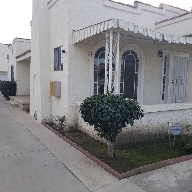 Photo - 1032 W 103rd St